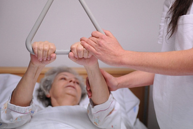 Перелом шейки бедра у близкого человека – что делать?